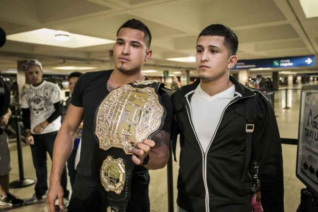 24 mar 2014 Anthony Pettis arrives to Puerto Rico (6)
