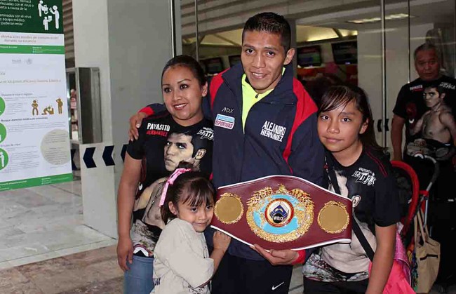 alejandro hernandez y familia en aeropuerto (4)